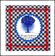 Wanddecoratie-boerenruit-blauw-met-spreekwoord:-De-appel-valt-niet-ver-van-de-boom