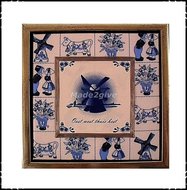 Wanddecoratie-delftsblauw-met-zilverkleurige-lijst-en-spreekwoord:-Oost-west-thuis-best