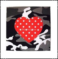 Wanddecoratie-Camo-met-polkadot-rood-hart