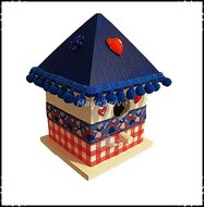 Vogelhuisje-puntdak-Holland-stijl-blauwe-dak-en-bolletjes