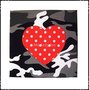 Wanddecoratie Camo met polkadot rood hart.